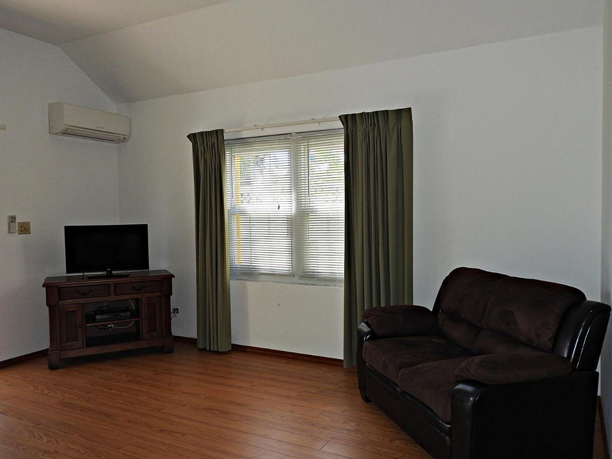 Windsong Guest Apartments Pembroke Esterno foto